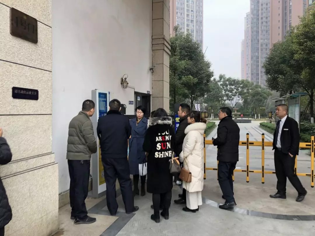 新都區(qū)街道、社區(qū)、公安一行參觀鑫安智慧社區(qū)。