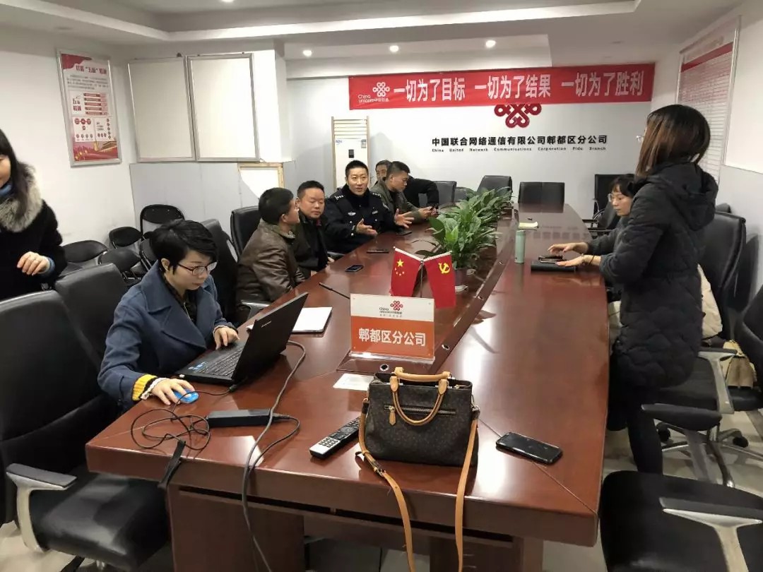 新都區(qū)街道、社區(qū)、公安一行參觀鑫安智慧社區(qū)。